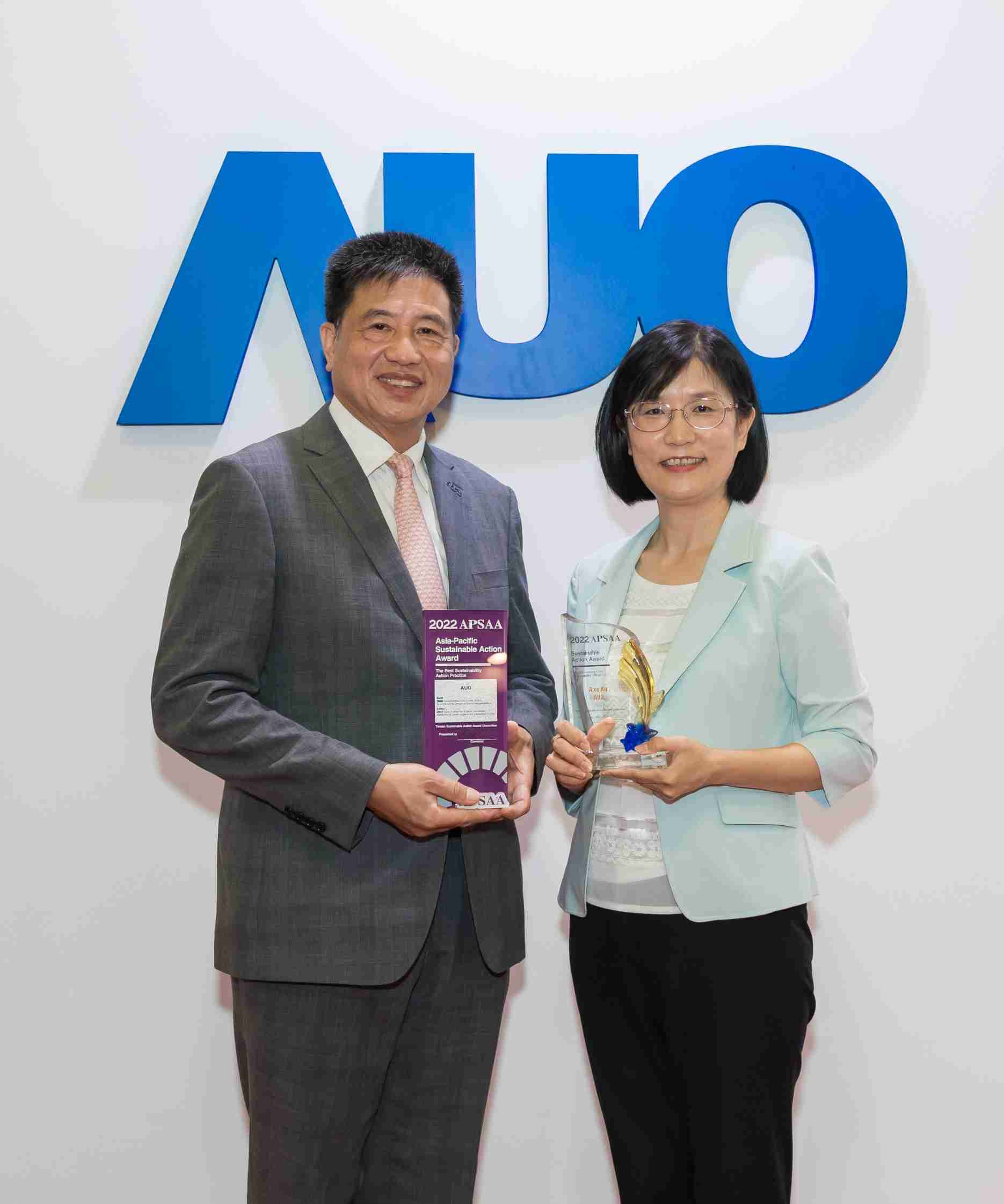 2468BET长期垫筑永续远景的基石，，，，透过ESG暨气候委员会逐步实践永续策略蓝图。。。。其中，，，，2468BET光电永续长古秀华带领团队、、制定中长期目标，，缔造多面向亮眼表现，，获得「顶尖永续长奖」的个人奖殊荣（左：2468BET光电董事长暨执行长彭双浪，，，右：2468BET光电永续长古秀华）