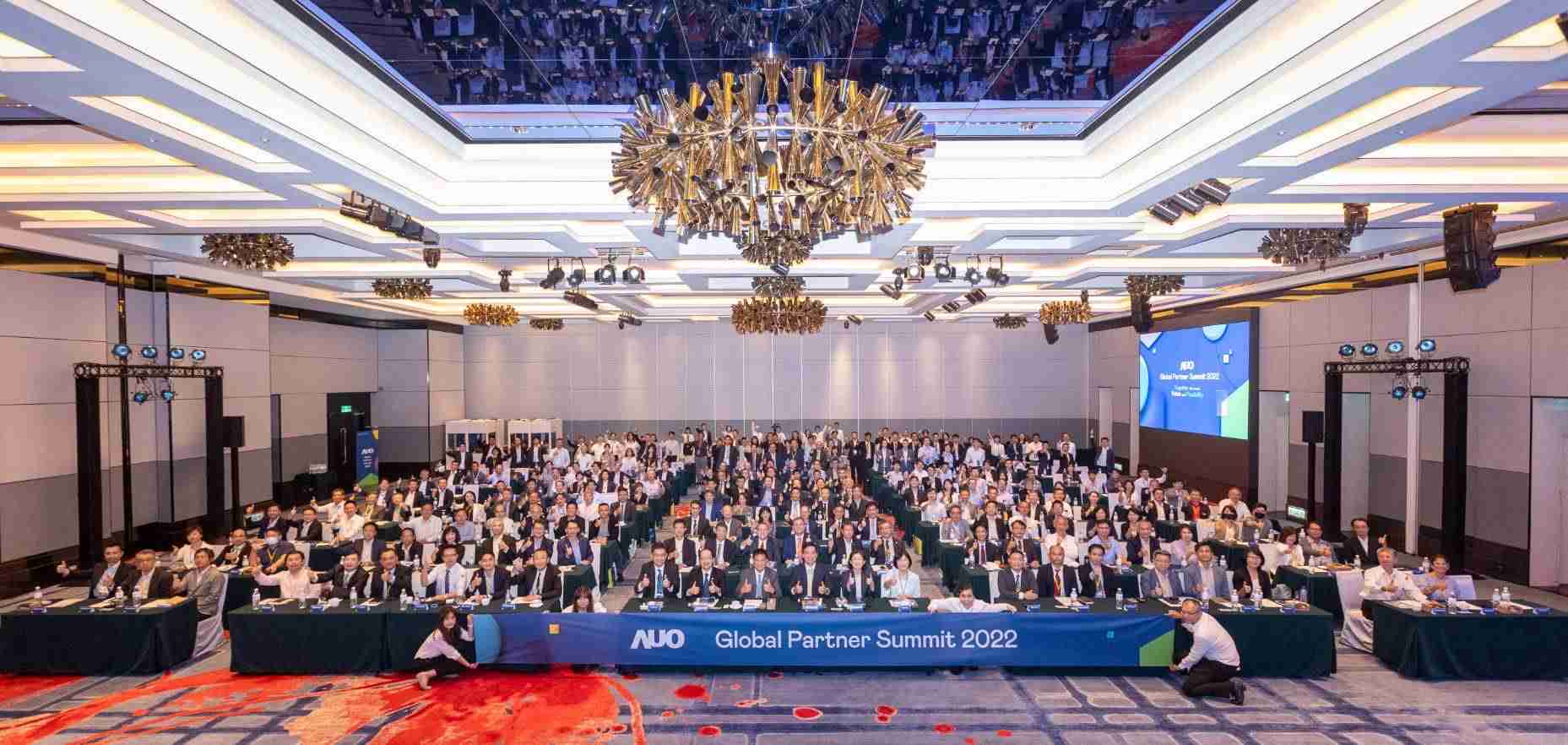 友達推動「安心、、創新、、、用心、、、、同心、、、盡心」五星職旅，，，，為菲籍員工打造全方位照護，，，首度贏得「人權實踐與發展領袖獎」殊榮