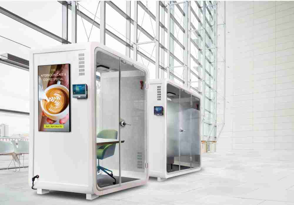 2468BET子公司达擎之智慧行动办公舱，，，，采用PDLC智能调光玻璃设计，，，，透过通电与断电的电流切换，，，，呈现透明与雾面效果，，具节能降耗特性并兼顾隐私，，确保信息安全