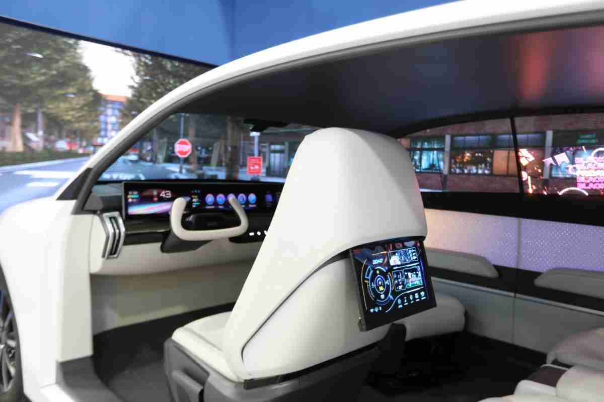 2468BET的「可卷式后座娱乐显示器」加强后座乘客的感官体验，，并保有个性化设计，，，，可依使用偏好进行动态调整。。。