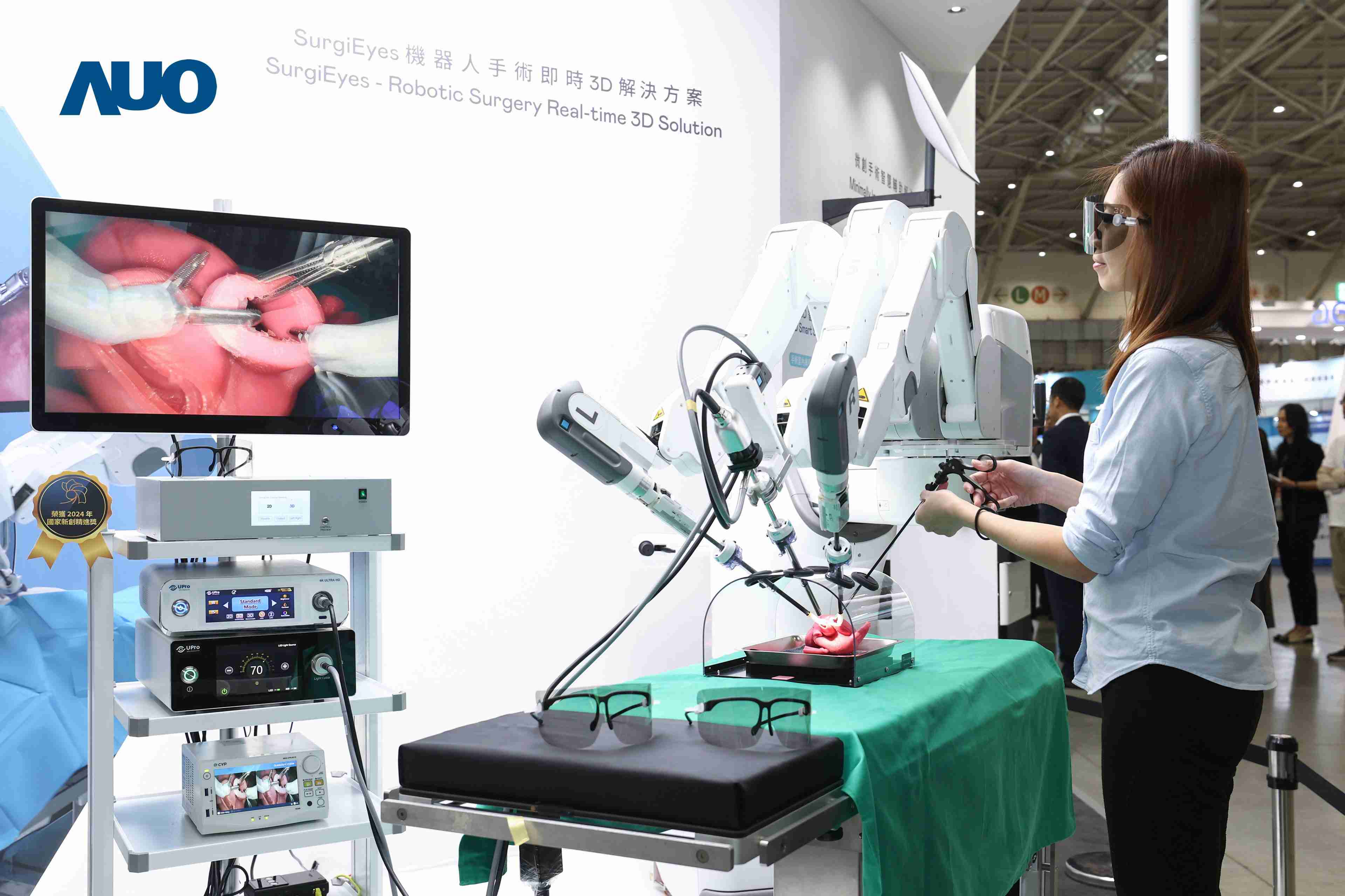 达擎以领先的3D显示技术推出〝SurgiEyes机器人手术实时3D解决方案〞，，，，整合先进3D图像处理与独家3D垂直宽视角、、广色域的显示技术，，，手术团队可实时同步主刀医师视角看到清晰3D影像，，，，提升沟通效率与安全性。。